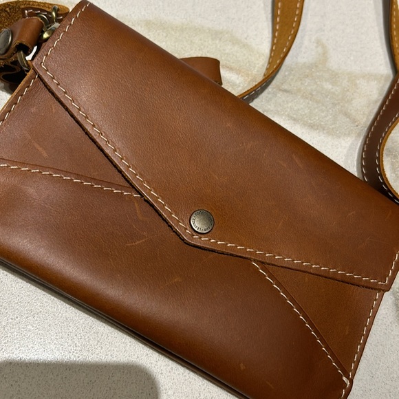 PORTLAND LEATHER GOODS Envelope Convertible Crossbody Honey - Picture 4 of 8
